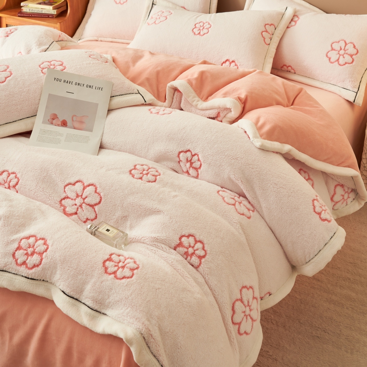 91家纺网 家纺一手货源 找家纺 金鹰 2025新款提花绒牛奶绒四件套 心花怒放