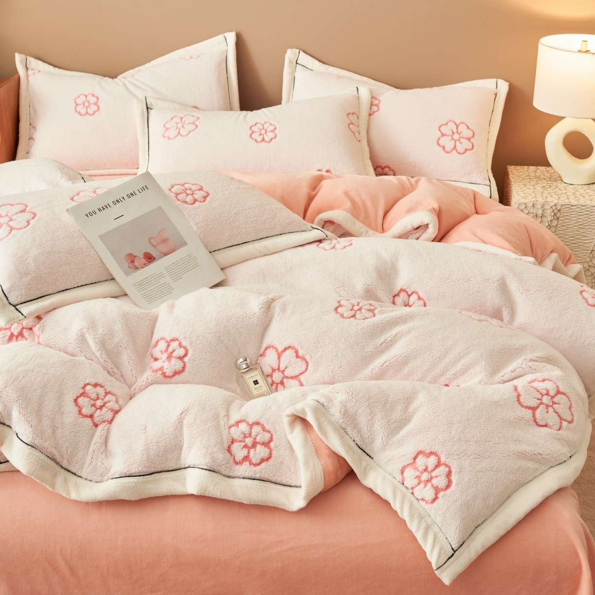 91家纺网 家纺一手货源 找家纺 金鹰 2025新款提花绒牛奶绒四件套 心花怒放