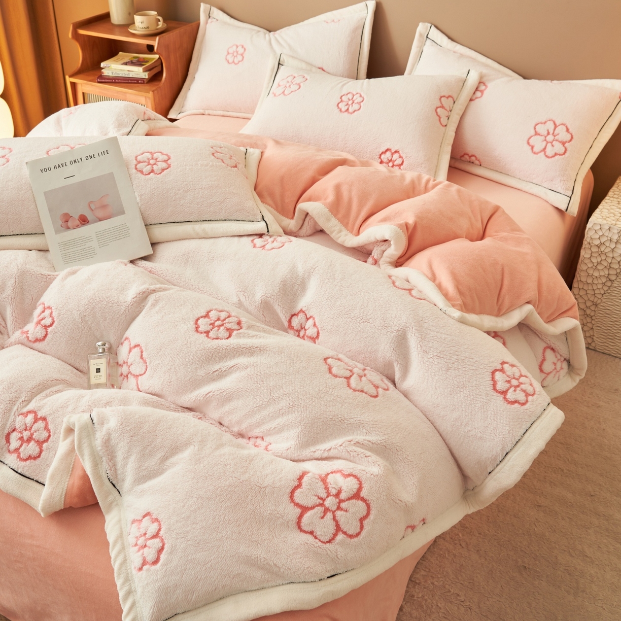 91家纺网 家纺一手货源 找家纺 金鹰 2025新款提花绒牛奶绒四件套 心花怒放