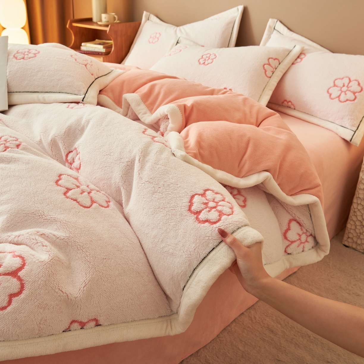 91家纺网 家纺一手货源 找家纺 金鹰 2025新款提花绒牛奶绒四件套 心花怒放