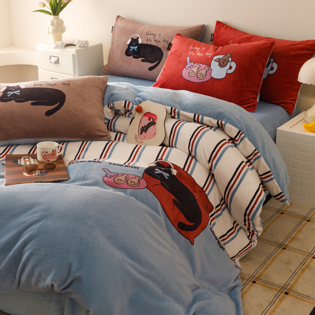 91家纺网 家纺一手货源 找家纺 RYB红黄兰 2025新款设计师原创牛奶绒大版数码印花四件套 小宅喵