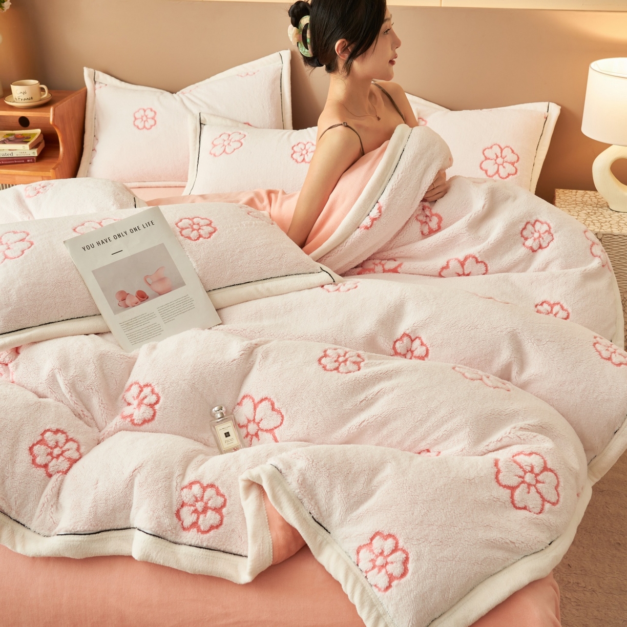 91家纺网 家纺一手货源 找家纺 金鹰 2025新款提花绒牛奶绒四件套 心花怒放