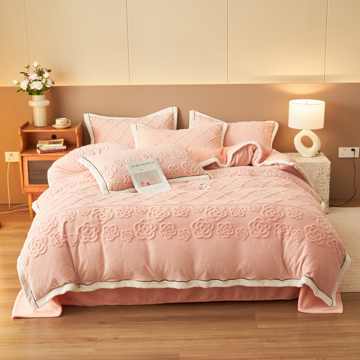 91家纺网 家纺一手货源 找家纺 金鹰 2025新款提花绒牛奶绒四件套 香奈花园-粉