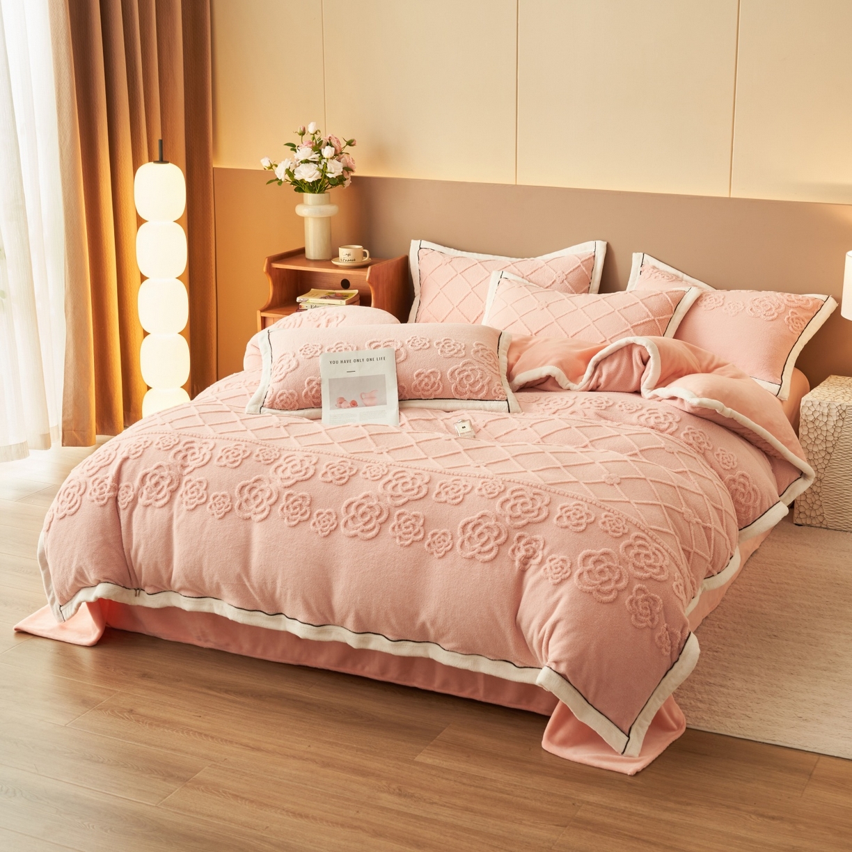 91家纺网 家纺一手货源 找家纺 金鹰 2025新款提花绒牛奶绒四件套 香奈花园-粉