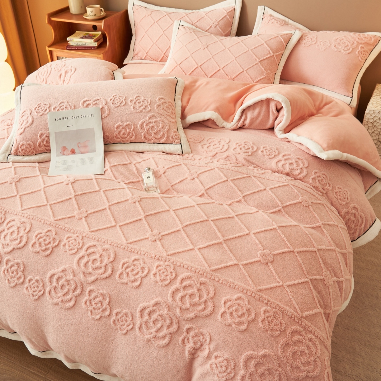 91家纺网 家纺一手货源 找家纺 金鹰 2025新款提花绒牛奶绒四件套 香奈花园-粉