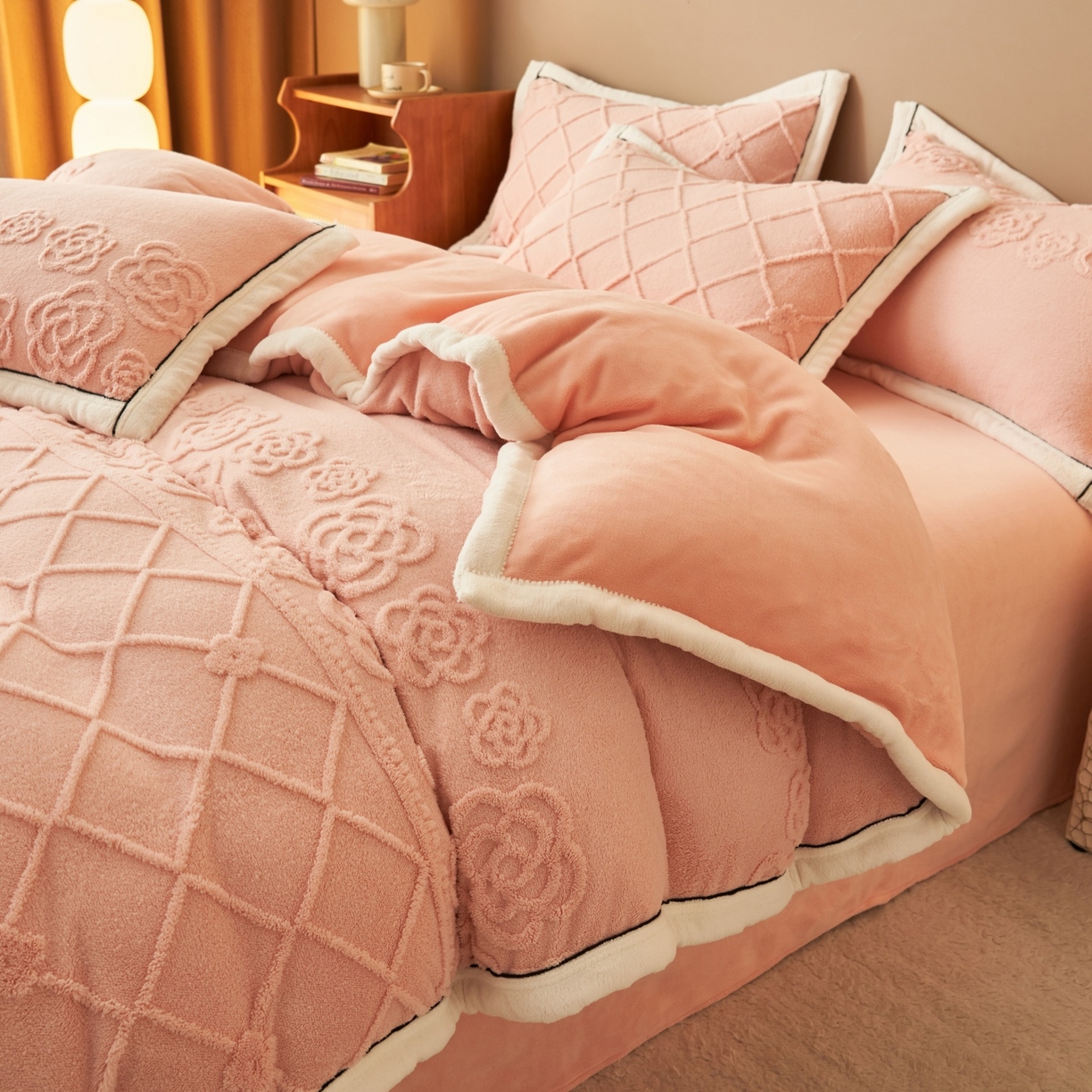 91家纺网 家纺一手货源 找家纺 金鹰 2025新款提花绒牛奶绒四件套 香奈花园-粉