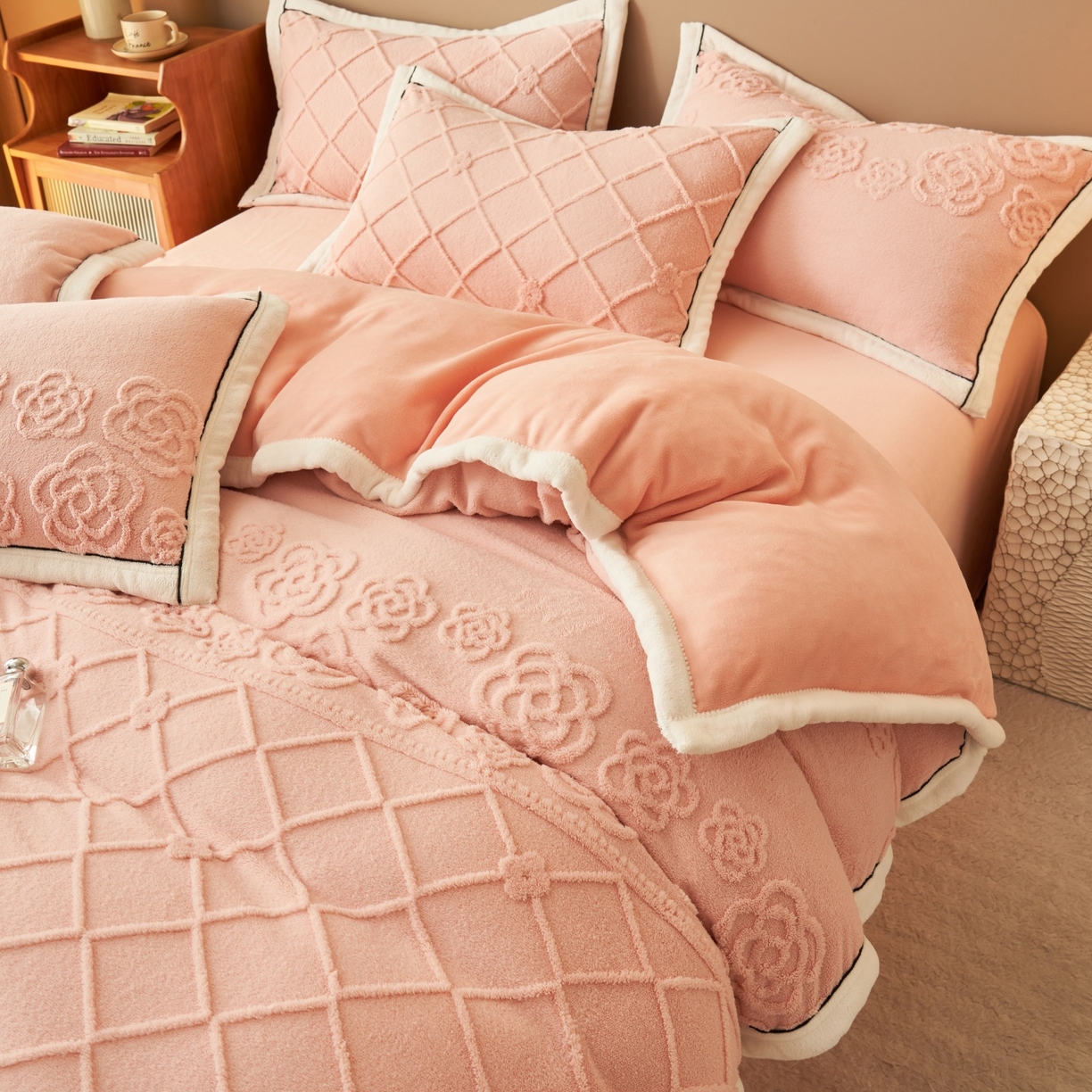 91家纺网 家纺一手货源 找家纺 金鹰 2025新款提花绒牛奶绒四件套 香奈花园-粉