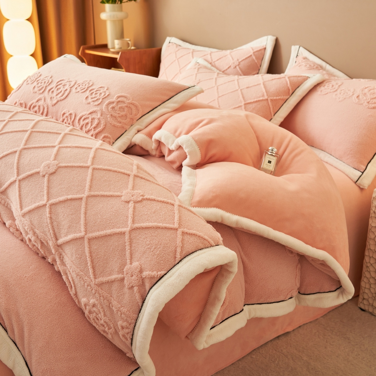91家纺网 家纺一手货源 找家纺 金鹰 2025新款提花绒牛奶绒四件套 香奈花园-粉