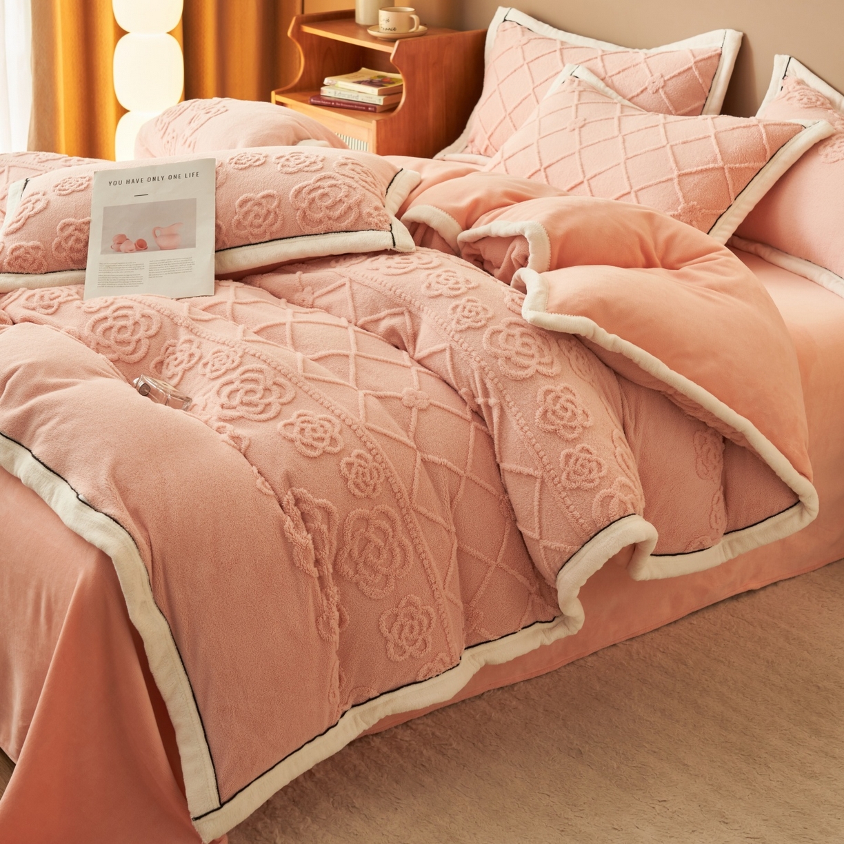 91家纺网 家纺一手货源 找家纺 金鹰 2025新款提花绒牛奶绒四件套 香奈花园-粉