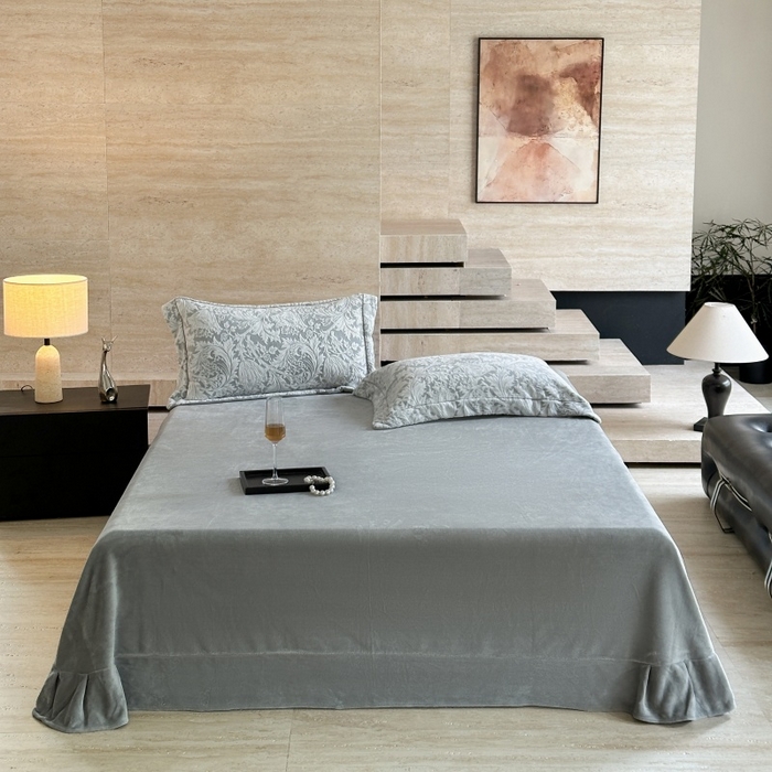 91家纺网 家纺一手货源 找家纺 7V 2025新款A类5D雕花绒四件套高克重立体浮雕牛奶绒大宽边一字绣全工艺四件套 卷草