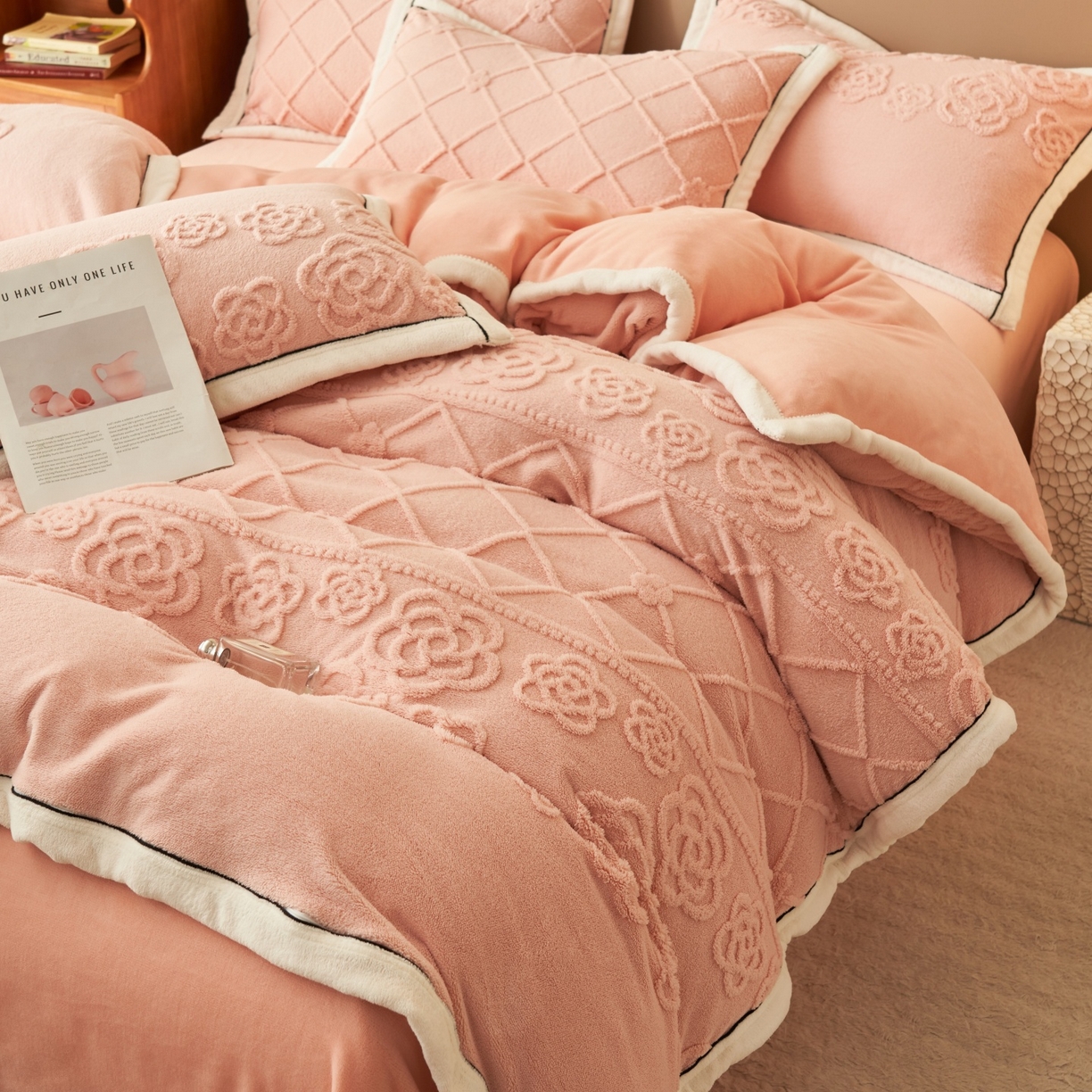 91家纺网 家纺一手货源 找家纺 金鹰 2025新款提花绒牛奶绒四件套 香奈花园-粉