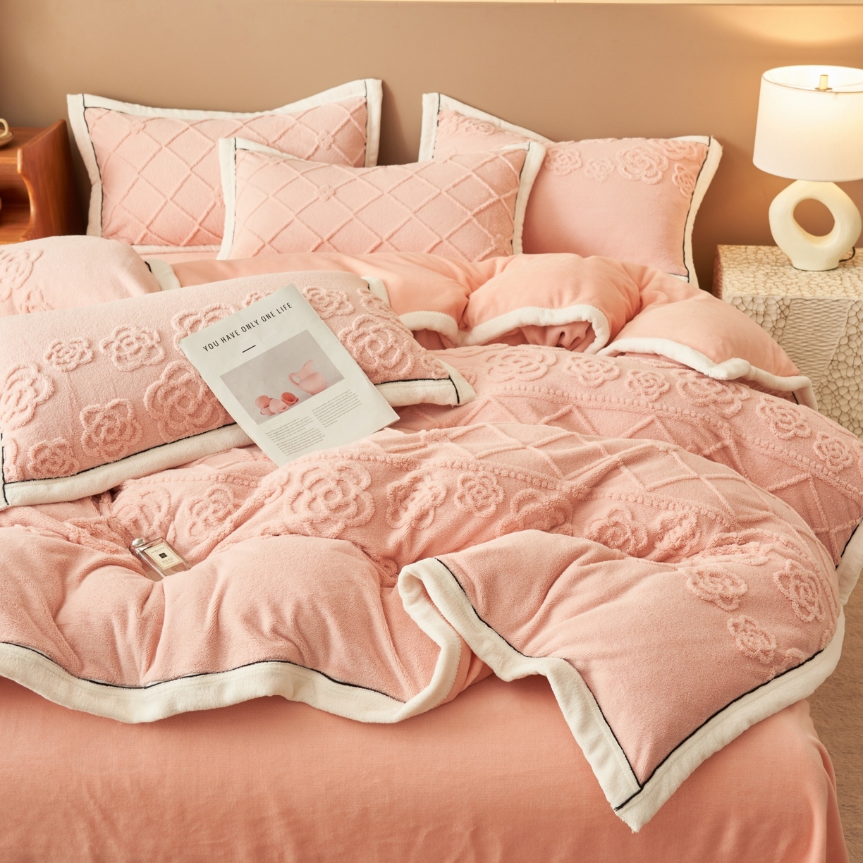 91家纺网 家纺一手货源 找家纺 金鹰 2025新款提花绒牛奶绒四件套 香奈花园-粉