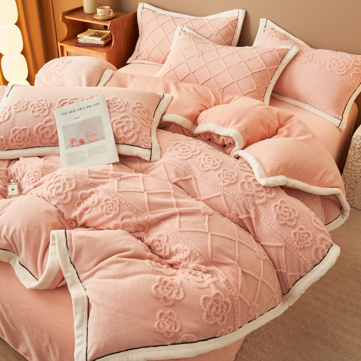 91家纺网 家纺一手货源 找家纺 金鹰 2025新款提花绒牛奶绒四件套 香奈花园-粉