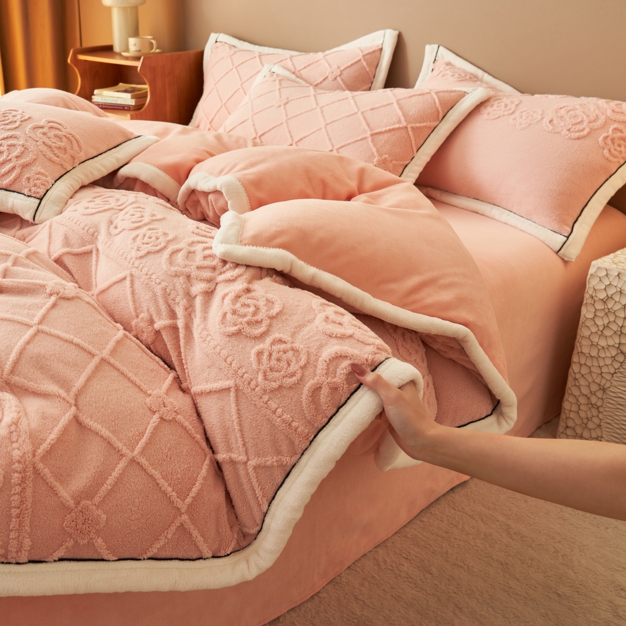 91家纺网 家纺一手货源 找家纺 金鹰 2025新款提花绒牛奶绒四件套 香奈花园-粉