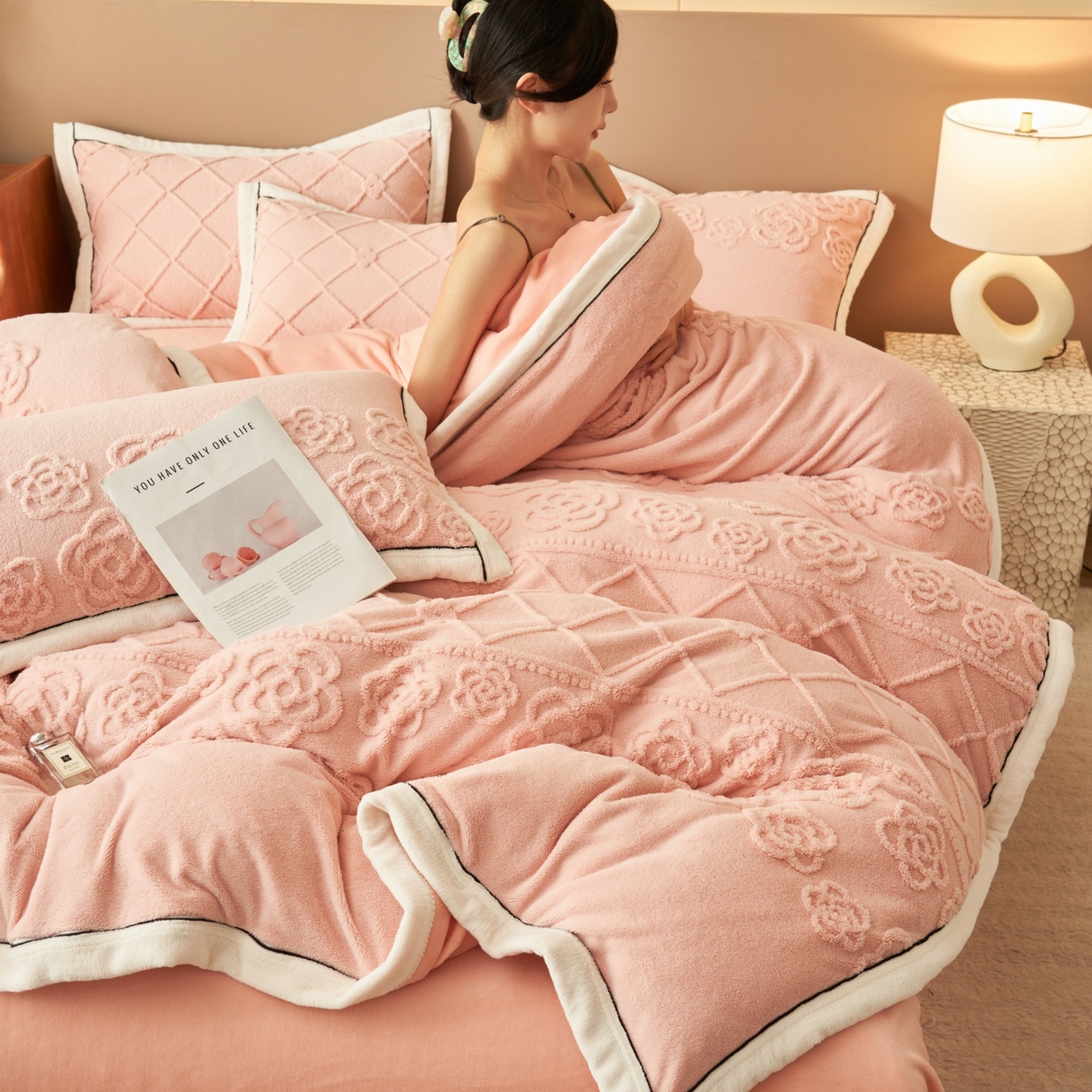 91家纺网 家纺一手货源 找家纺 金鹰 2025新款提花绒牛奶绒四件套 香奈花园-粉