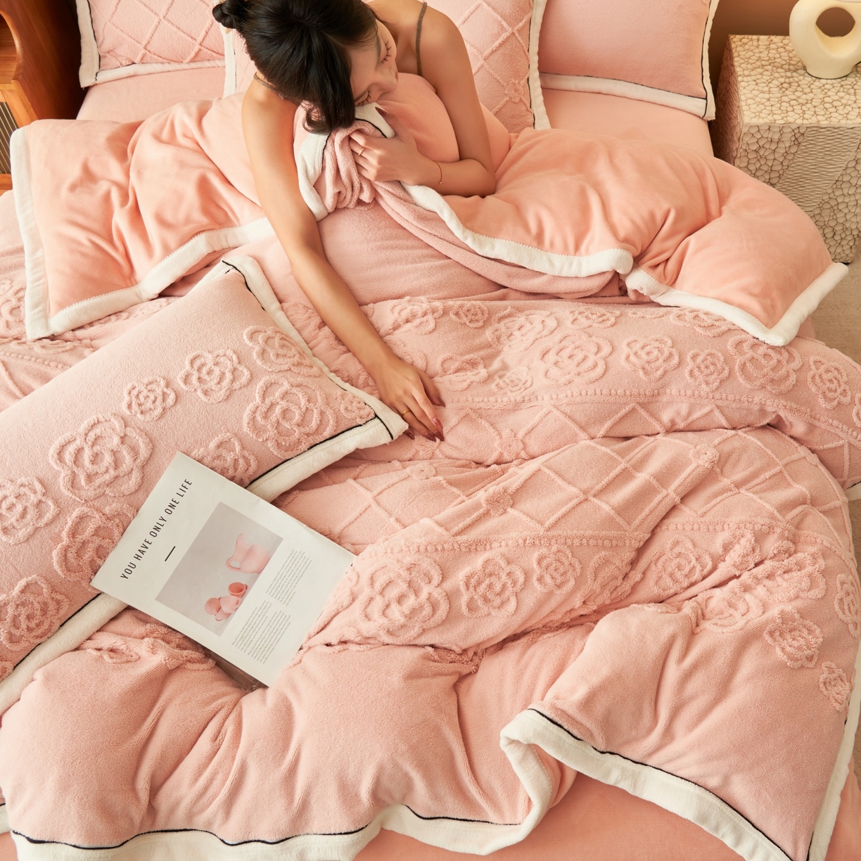 91家纺网 家纺一手货源 找家纺 金鹰 2025新款提花绒牛奶绒四件套 香奈花园-粉