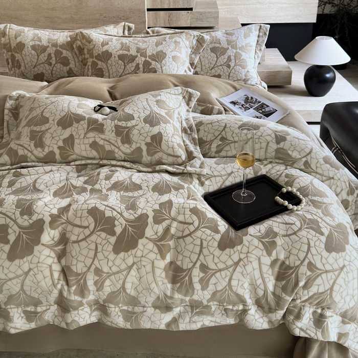 91家纺网 家纺一手货源 找家纺 7V 2025新款A类5D雕花绒四件套高克重立体浮雕牛奶绒大宽边一字绣全工艺四件套 银杏物语