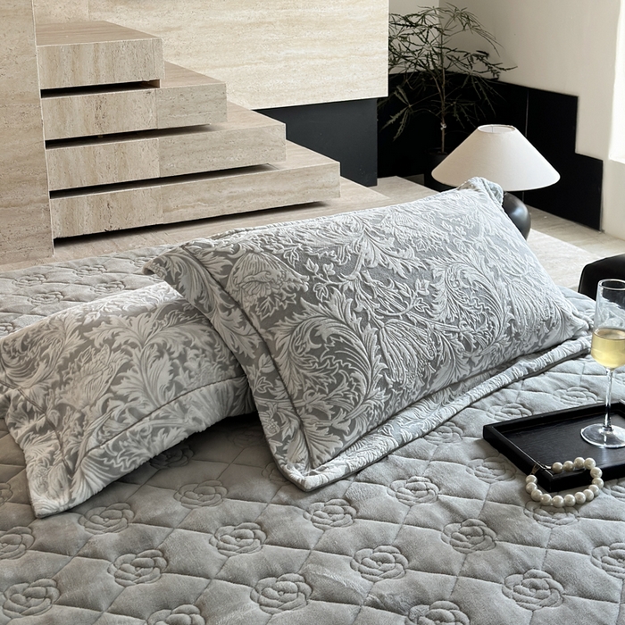 91家纺网 家纺一手货源 找家纺 7V 2025新款A类5D雕花绒四件套高克重立体浮雕牛奶绒大宽边一字绣全工艺四件套 卷草