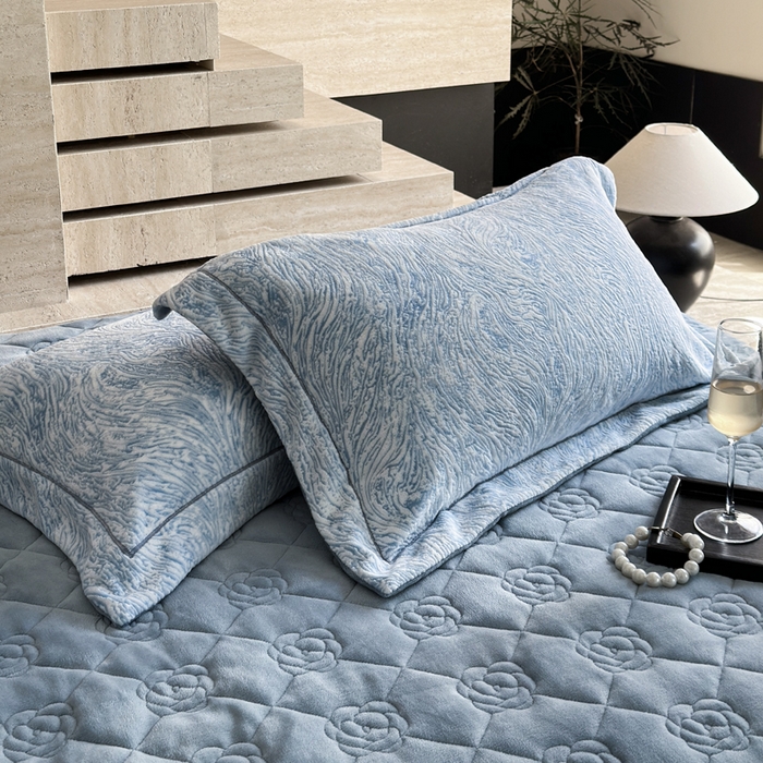 91家纺网 家纺一手货源 找家纺 7V 2025新款A类5D雕花绒四件套高克重立体浮雕牛奶绒大宽边一字绣全工艺四件套 水波