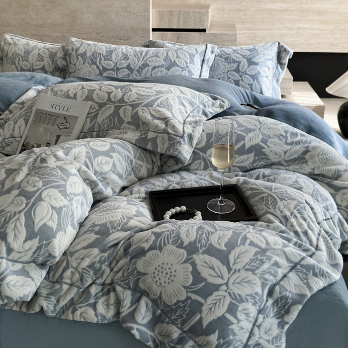 91家纺网 家纺一手货源 找家纺 7V 2025新款A类5D雕花绒四件套高克重立体浮雕牛奶绒大宽边一字绣全工艺四件套 叶子花