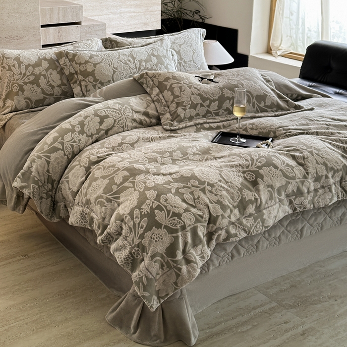 91家纺网 家纺一手货源 找家纺 7V 2025新款A类5D雕花绒四件套高克重立体浮雕牛奶绒大宽边一字绣全工艺四件套 爱意浓