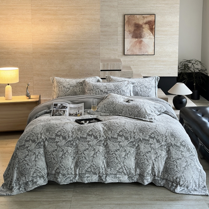 7V 2025新款A类5D雕花绒四件套高克重立体浮雕牛奶绒大宽边一字绣全工艺四件套 卷草