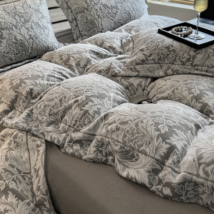 91家纺网 家纺一手货源 找家纺 7V 2025新款A类5D雕花绒四件套高克重立体浮雕牛奶绒大宽边一字绣全工艺四件套 卷草