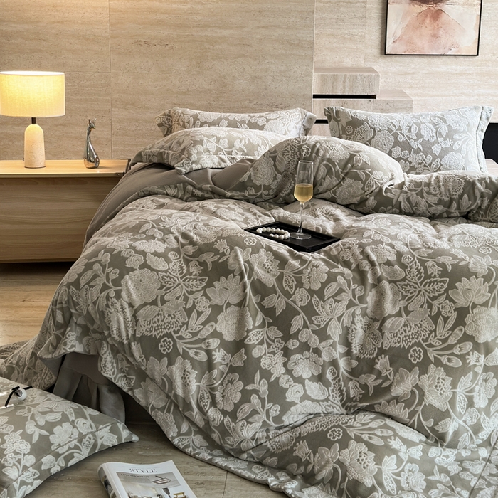 91家纺网 家纺一手货源 找家纺 7V 2025新款A类5D雕花绒四件套高克重立体浮雕牛奶绒大宽边一字绣全工艺四件套 爱意浓