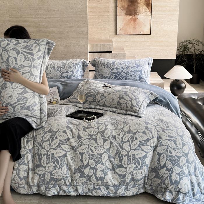 91家纺网 家纺一手货源 找家纺 7V 2025新款A类5D雕花绒四件套高克重立体浮雕牛奶绒大宽边一字绣全工艺四件套 叶子花