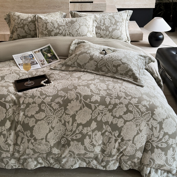 91家纺网 家纺一手货源 找家纺 7V 2025新款A类5D雕花绒四件套高克重立体浮雕牛奶绒大宽边一字绣全工艺四件套 爱意浓