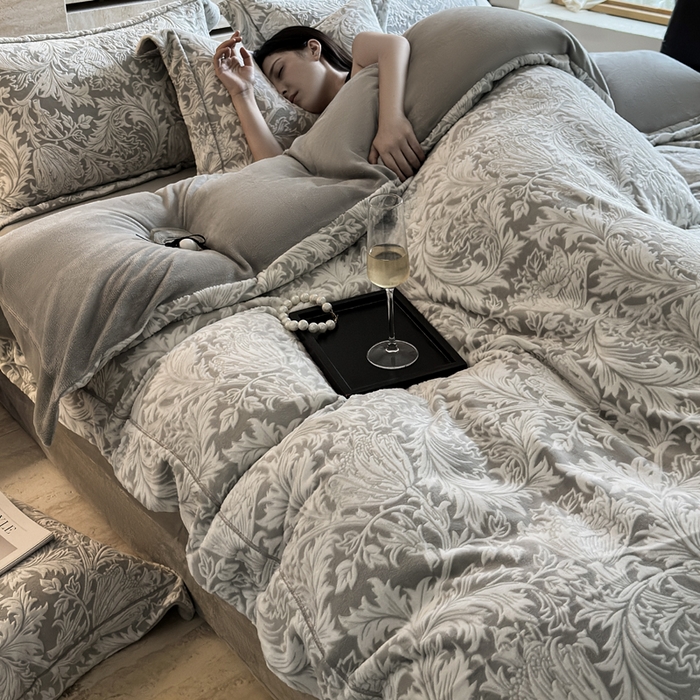 91家纺网 家纺一手货源 找家纺 7V 2025新款A类5D雕花绒四件套高克重立体浮雕牛奶绒大宽边一字绣全工艺四件套 卷草