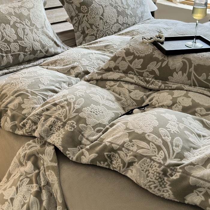 91家纺网 家纺一手货源 找家纺 7V 2025新款A类5D雕花绒四件套高克重立体浮雕牛奶绒大宽边一字绣全工艺四件套 爱意浓