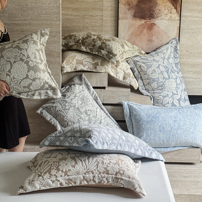 91家纺网 家纺一手货源 找家纺 7V 2025新款A类5D雕花绒四件套高克重立体浮雕牛奶绒大宽边一字绣全工艺四件套 组合