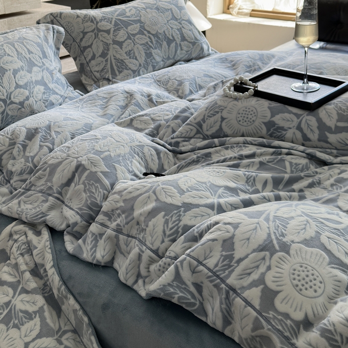 91家纺网 家纺一手货源 找家纺 7V 2025新款A类5D雕花绒四件套高克重立体浮雕牛奶绒大宽边一字绣全工艺四件套 叶子花