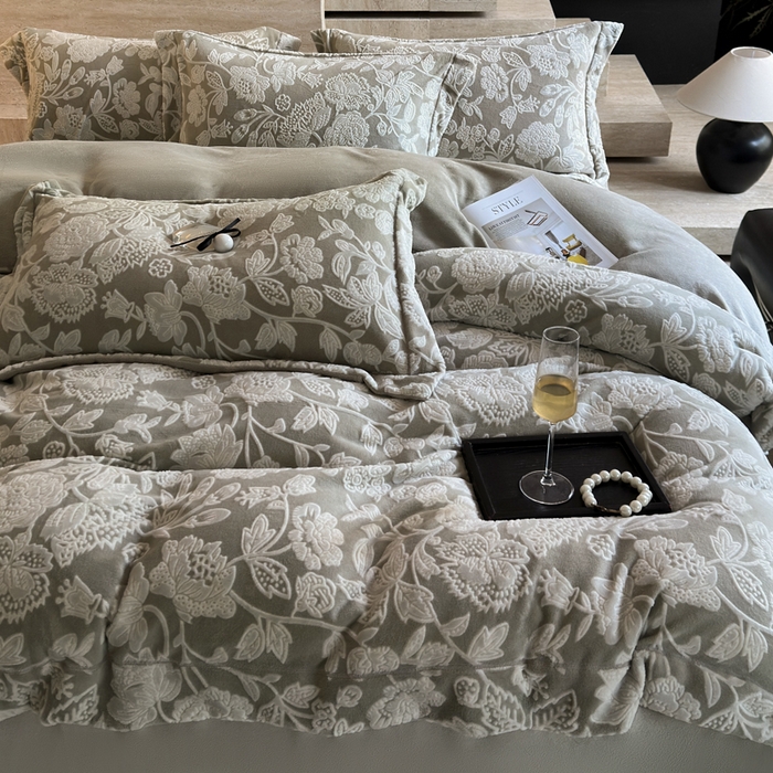 91家纺网 家纺一手货源 找家纺 7V 2025新款A类5D雕花绒四件套高克重立体浮雕牛奶绒大宽边一字绣全工艺四件套 爱意浓