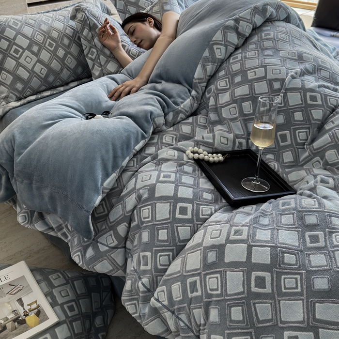 91家纺网 家纺一手货源 找家纺 7V 2025新款A类5D雕花绒四件套高克重立体浮雕牛奶绒大宽边一字绣全工艺四件套 卡罗尔