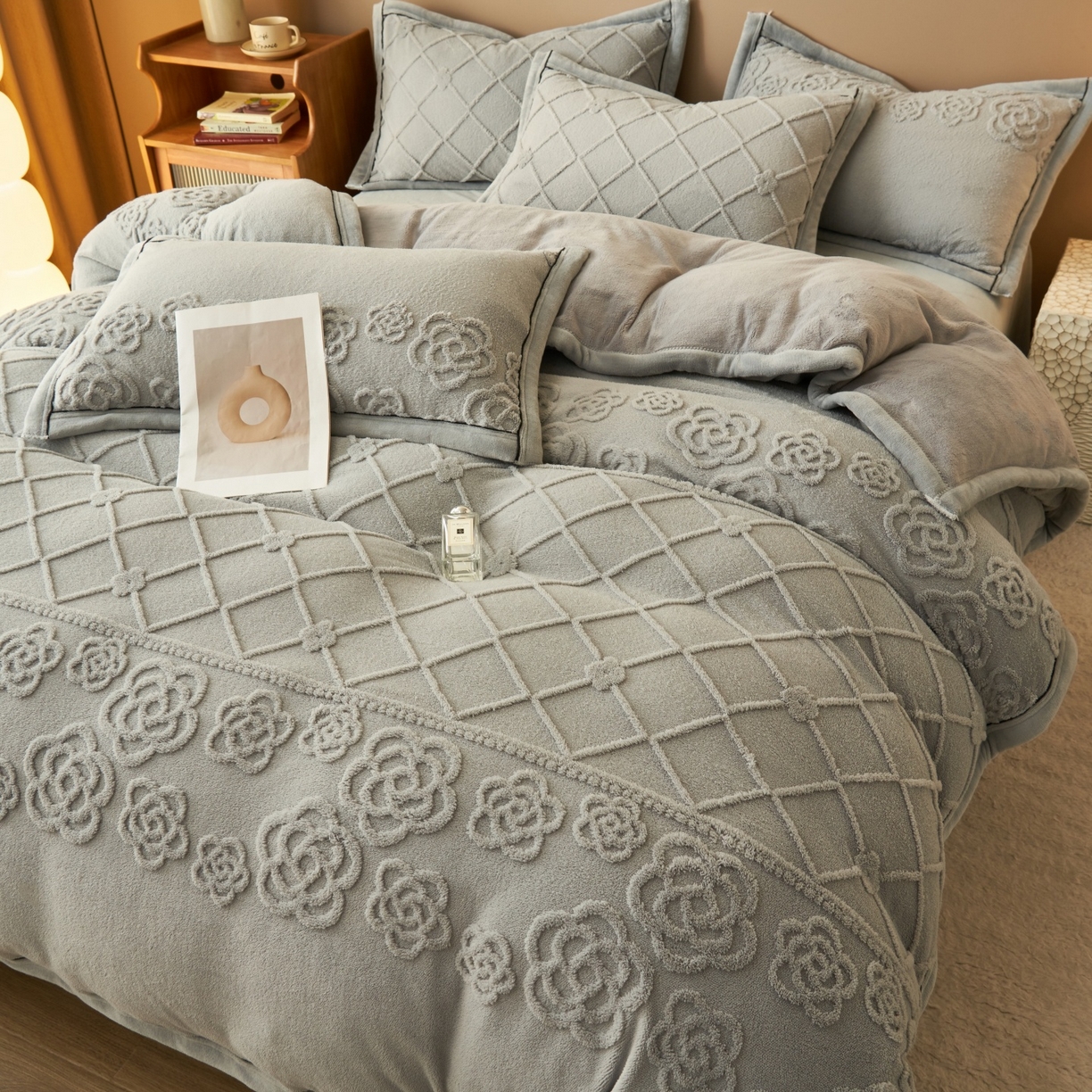 91家纺网 家纺一手货源 找家纺 金鹰 2025新款提花绒牛奶绒四件套 香奈花园-灰