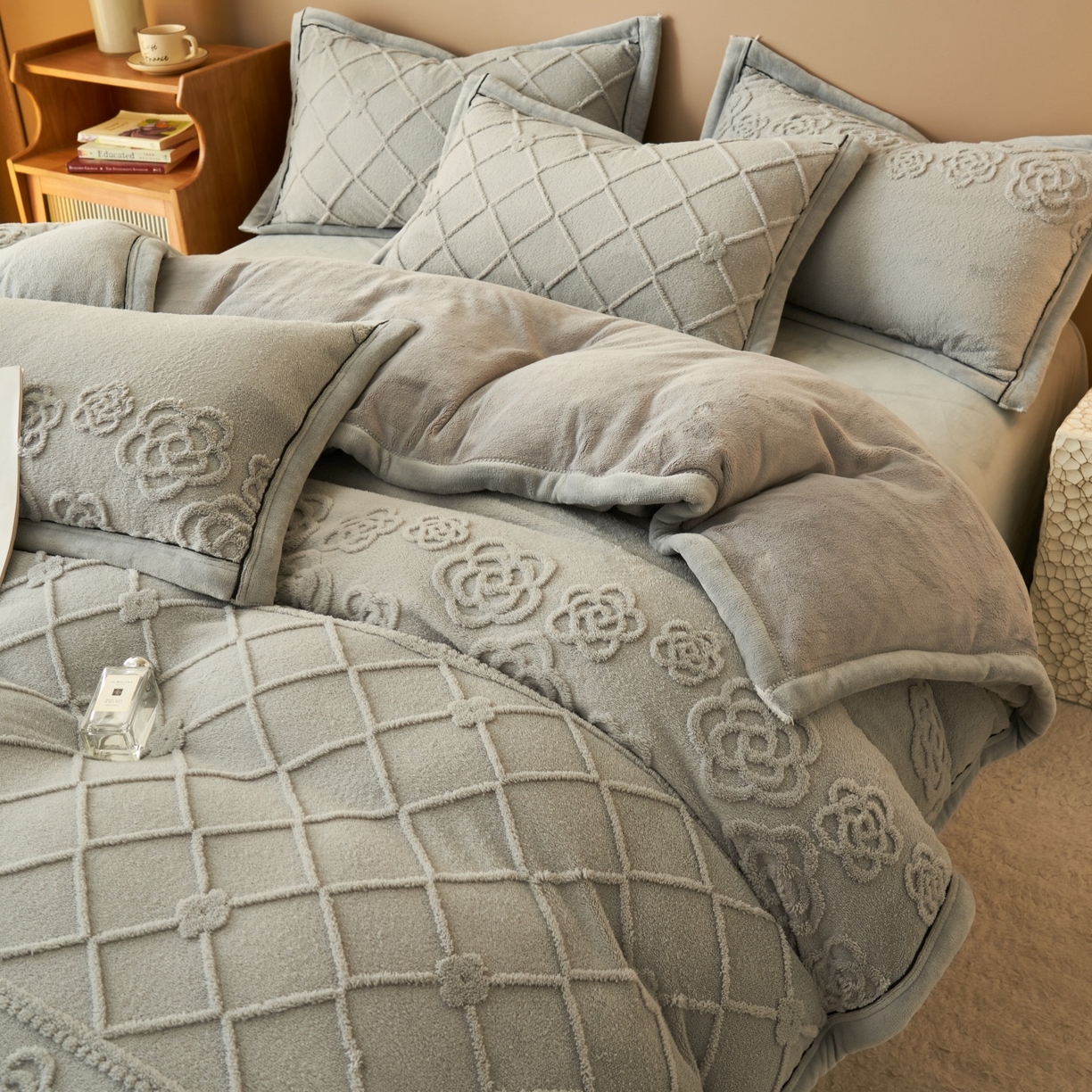 91家纺网 家纺一手货源 找家纺 金鹰 2025新款提花绒牛奶绒四件套 香奈花园-灰