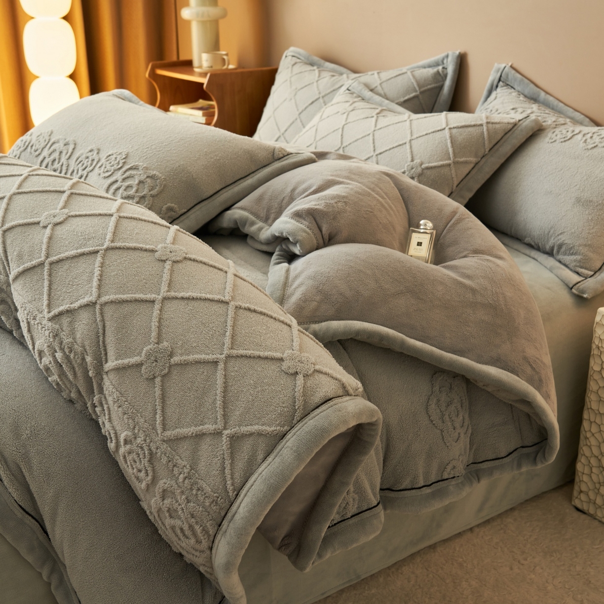 91家纺网 家纺一手货源 找家纺 金鹰 2025新款提花绒牛奶绒四件套 香奈花园-灰