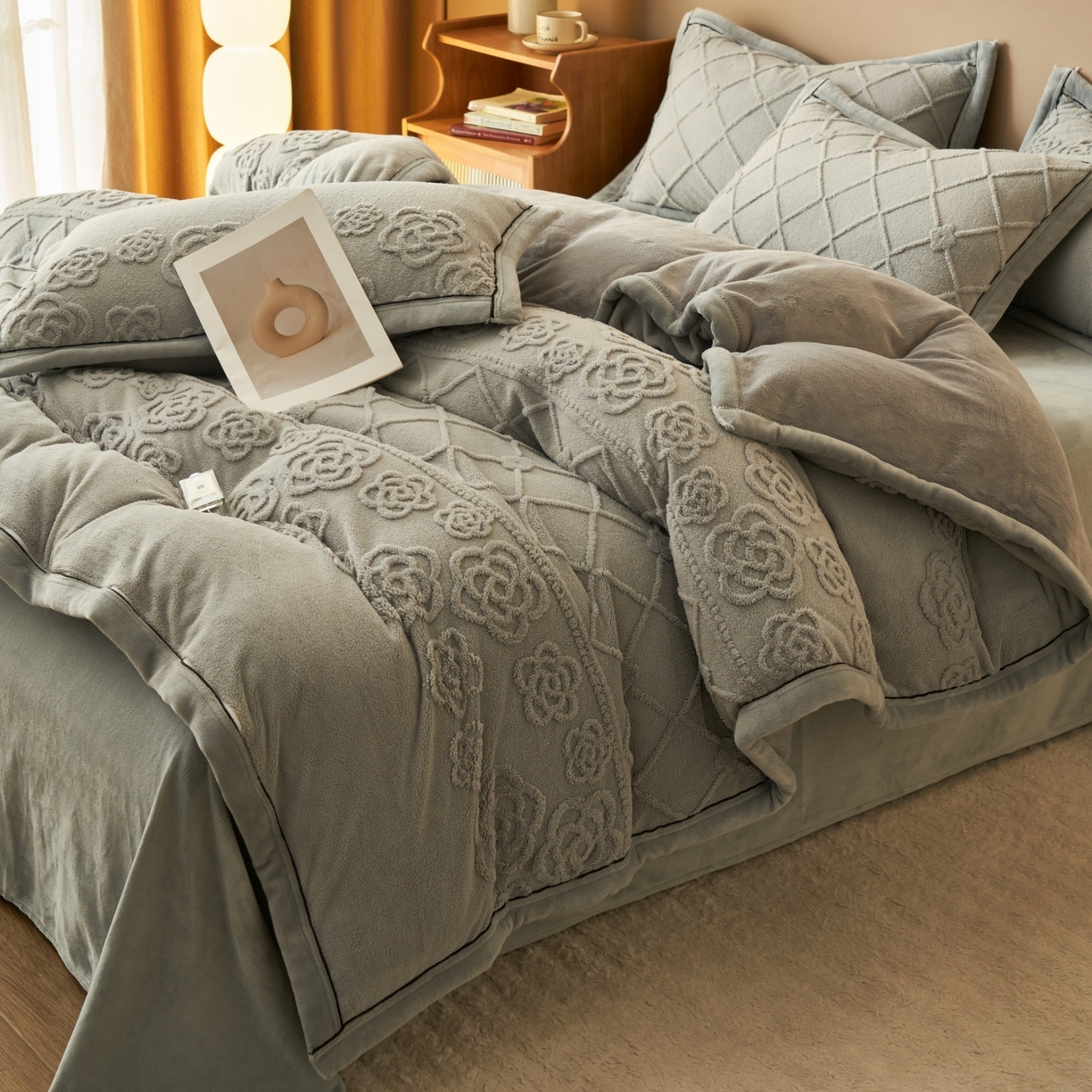 91家纺网 家纺一手货源 找家纺 金鹰 2025新款提花绒牛奶绒四件套 香奈花园-灰