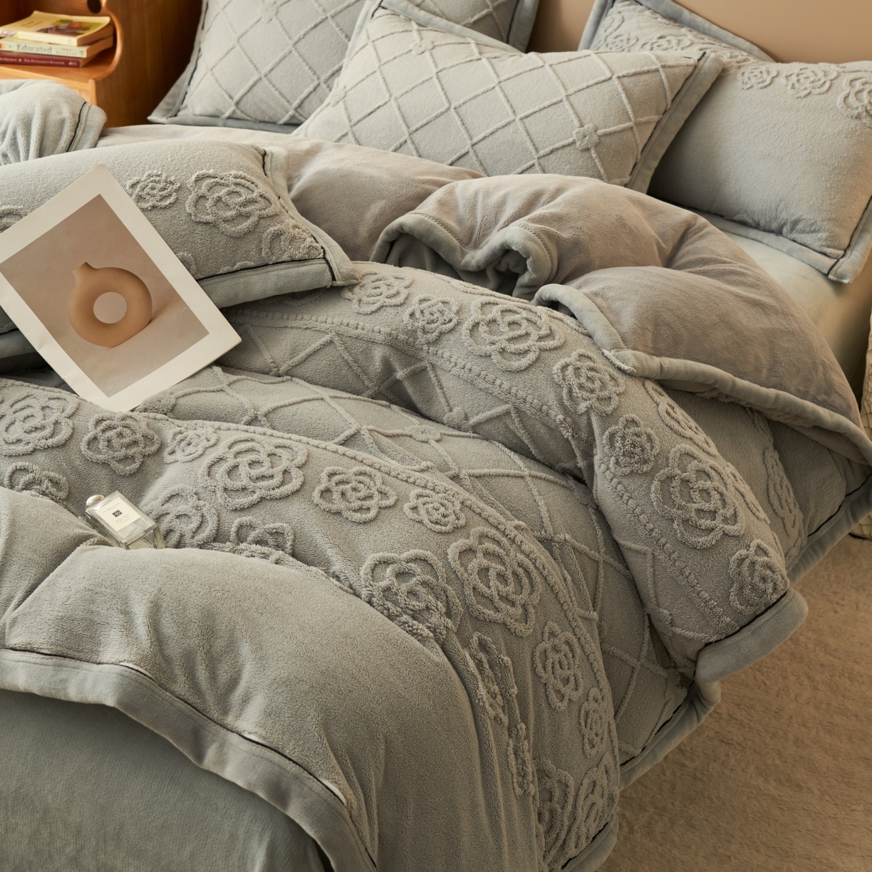 91家纺网 家纺一手货源 找家纺 金鹰 2025新款提花绒牛奶绒四件套 香奈花园-灰