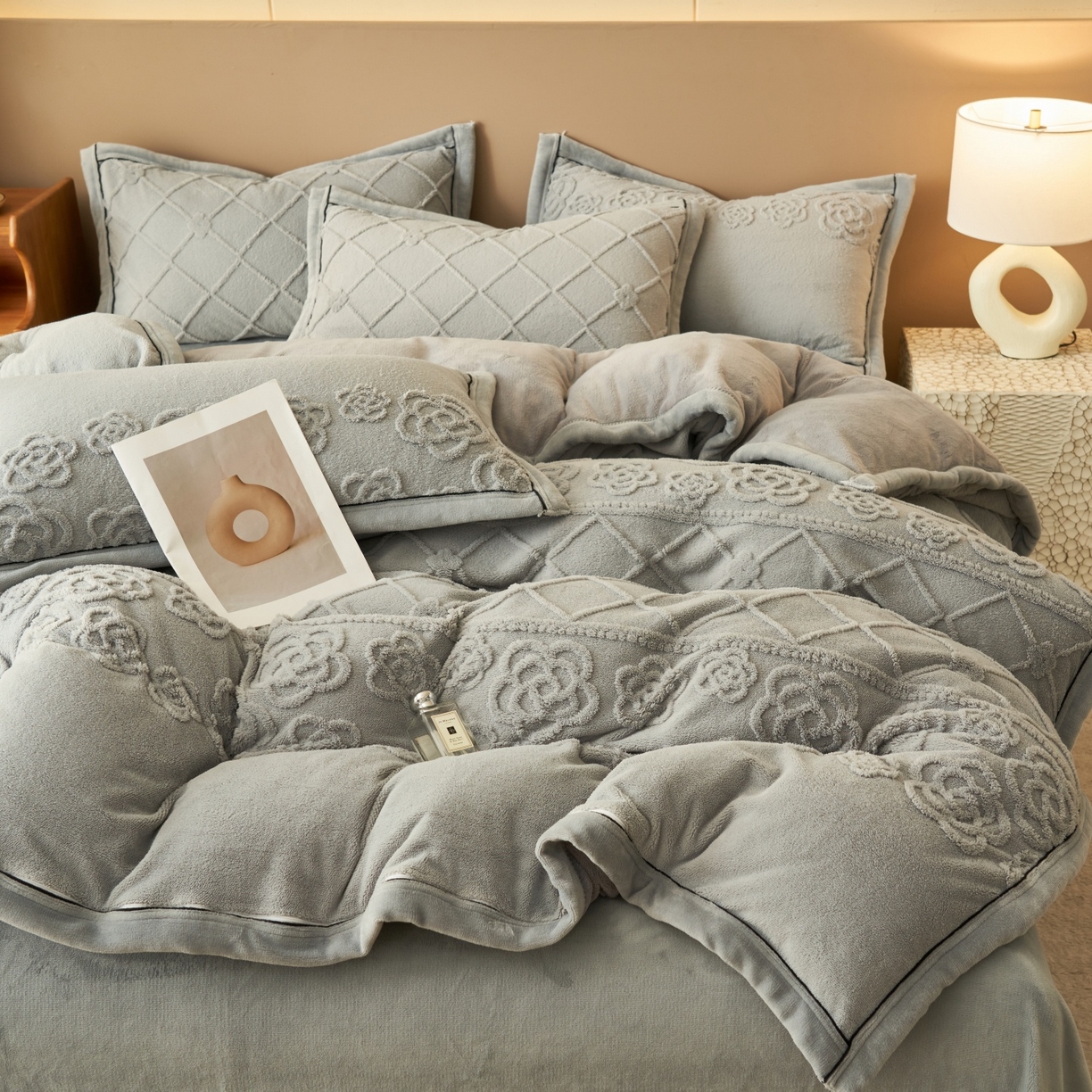 91家纺网 家纺一手货源 找家纺 金鹰 2025新款提花绒牛奶绒四件套 香奈花园-灰