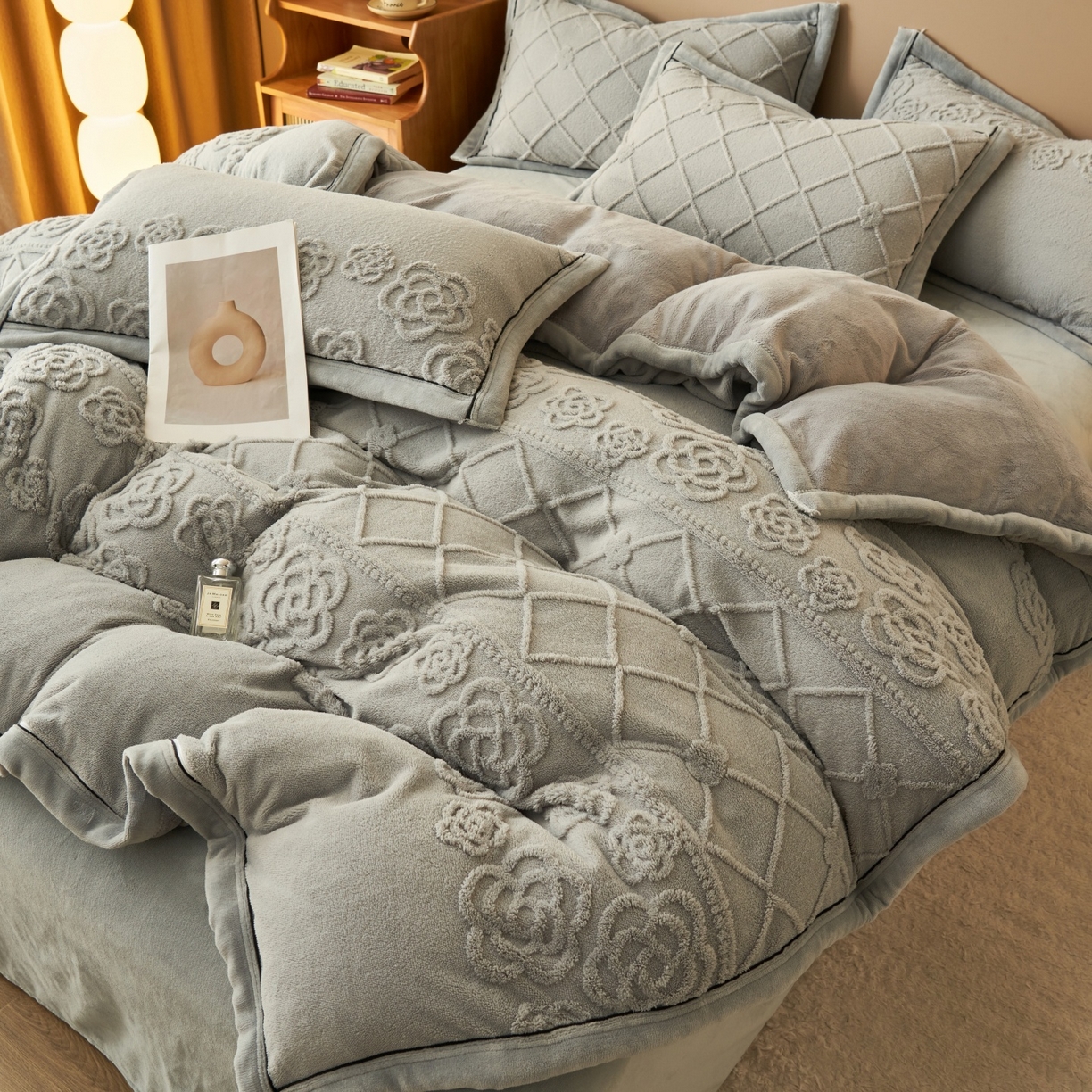 91家纺网 家纺一手货源 找家纺 金鹰 2025新款提花绒牛奶绒四件套 香奈花园-灰