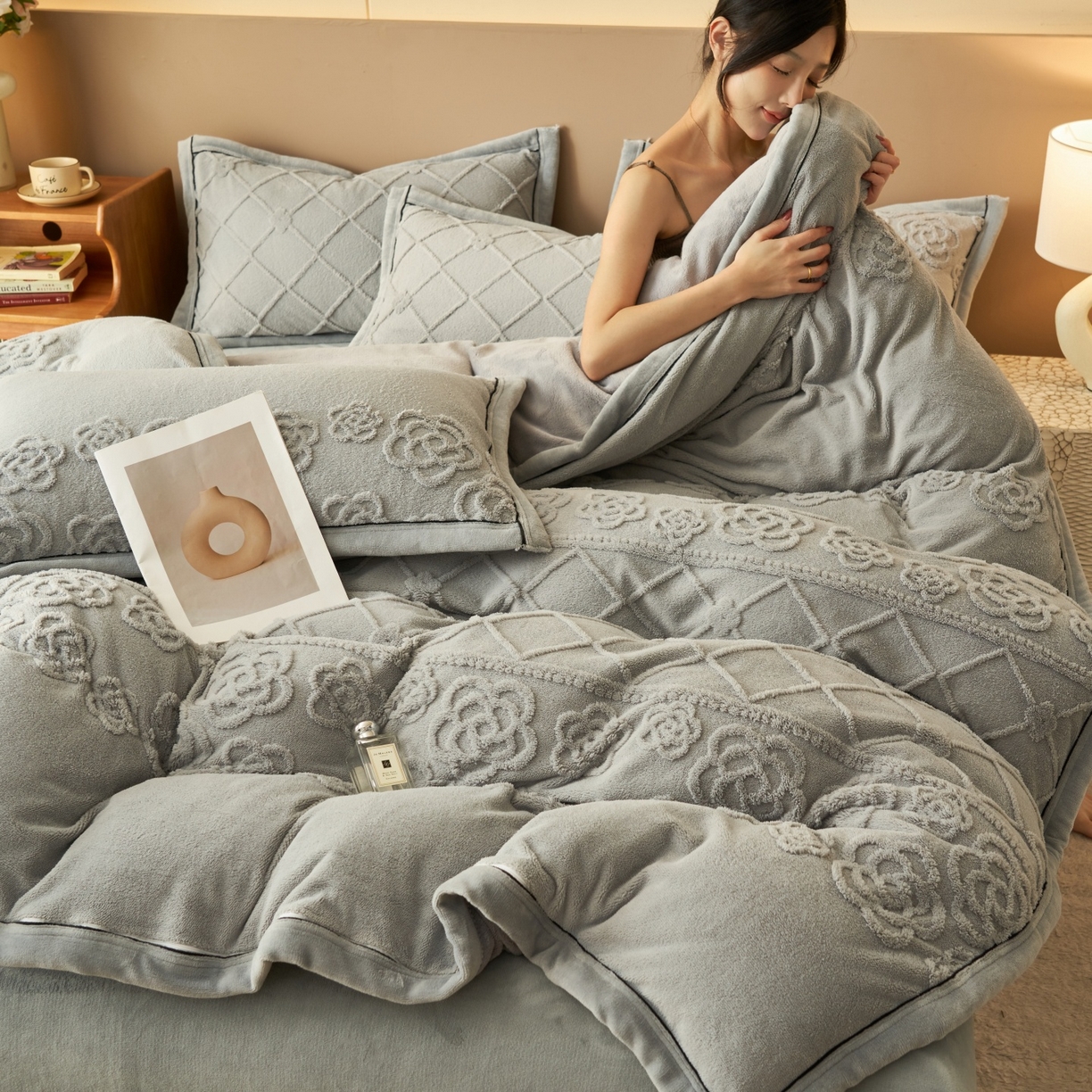 91家纺网 家纺一手货源 找家纺 金鹰 2025新款提花绒牛奶绒四件套 香奈花园-灰