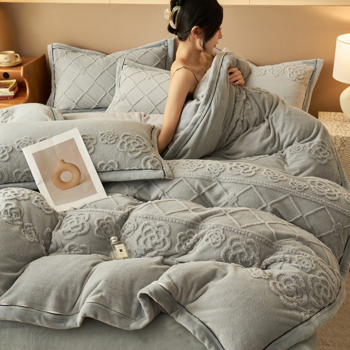 91家纺网 家纺一手货源 找家纺 金鹰 2025新款提花绒牛奶绒四件套 香奈花园-灰