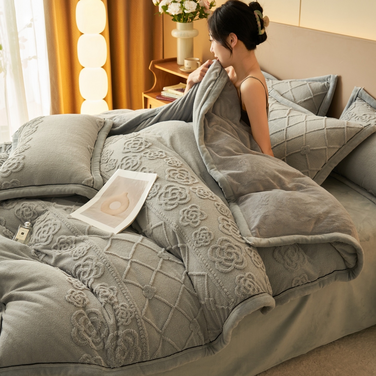 91家纺网 家纺一手货源 找家纺 金鹰 2025新款提花绒牛奶绒四件套 香奈花园-灰