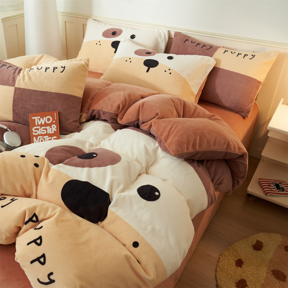 91家纺网 家纺一手货源 找家纺 金鹰 2025新款数码印花卡通牛奶绒四件套 皮皮狗