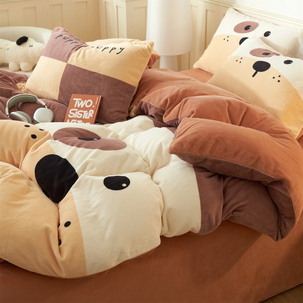 91家纺网 家纺一手货源 找家纺 金鹰 2025新款数码印花卡通牛奶绒四件套 皮皮狗