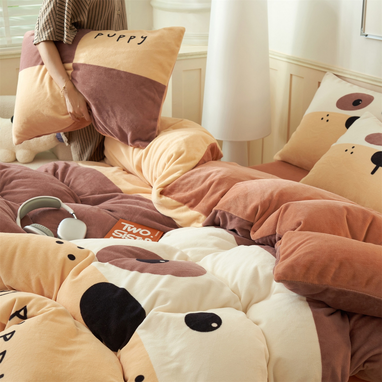 91家纺网 家纺一手货源 找家纺 金鹰 2025新款数码印花卡通牛奶绒四件套 皮皮狗