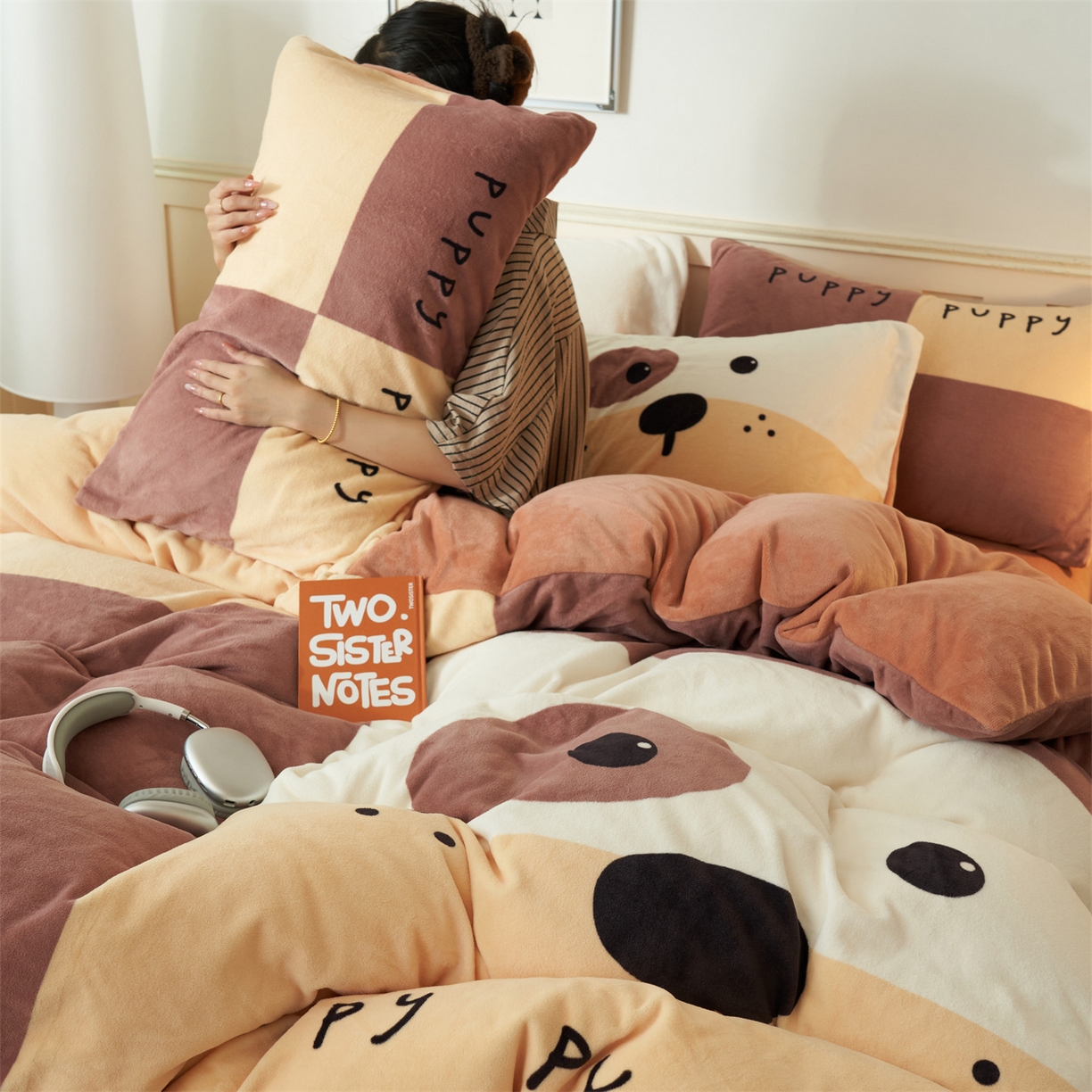 91家纺网 家纺一手货源 找家纺 金鹰 2025新款数码印花卡通牛奶绒四件套 皮皮狗